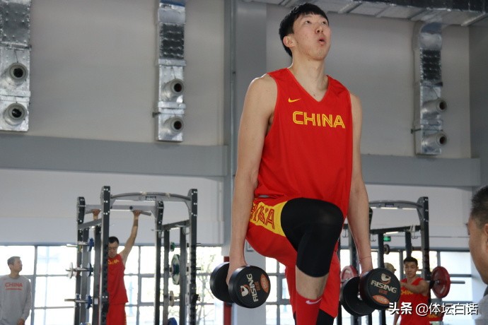 女足球员露腹肌！众队友张大嘴巴看呆，男子三大球被女子碾压