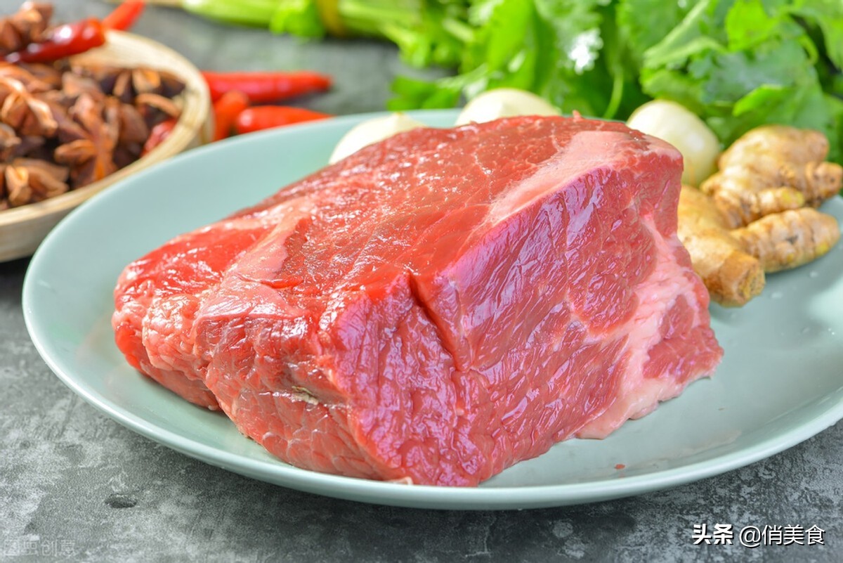 炒牛肉可以先用开水把牛肉煮吗,炒牛肉的牛肉是要横切还是要竖切