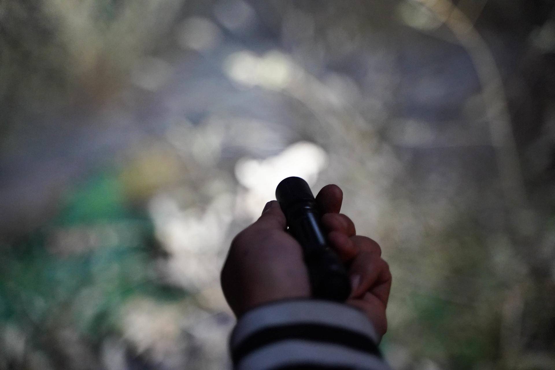 小巧便携，亮度高！体验菲尼克斯E20V2.0便携手电