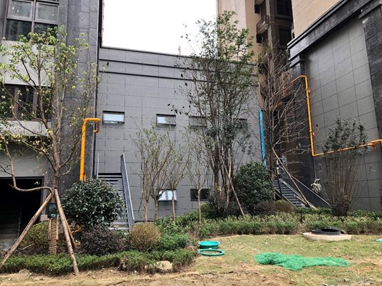 这个楼盘怪：商铺把门两头开，外人轻松就能溜进小区来