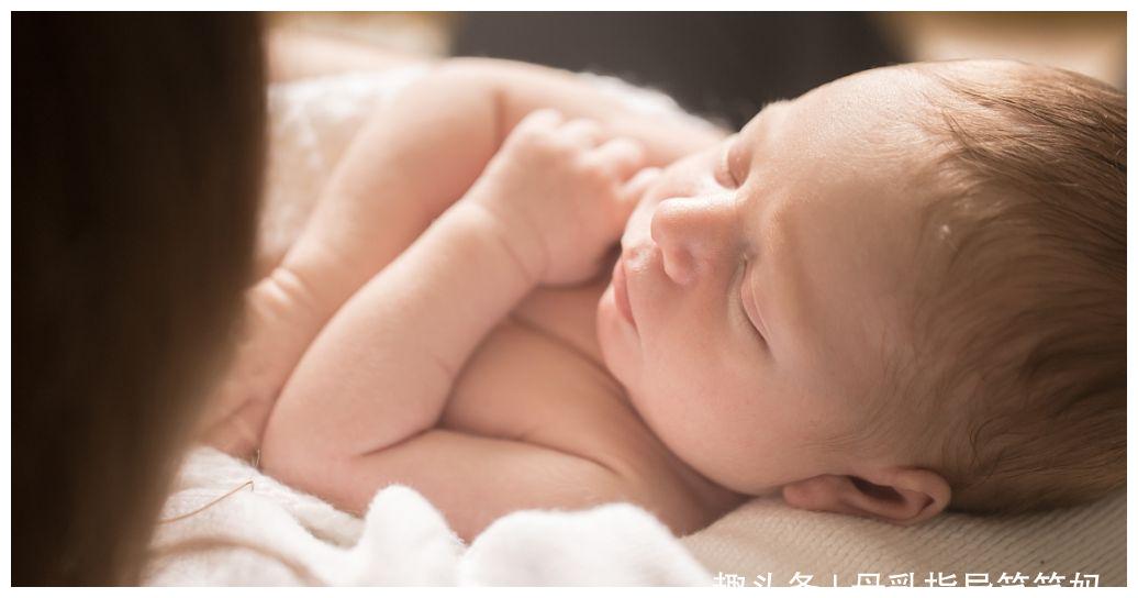 新生儿10天睡觉一惊一乍哼哼唧唧,新生儿睡觉老是一惊一乍双手举起