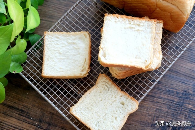 制作松软黄油面包不用太多牛奶,这个面包方子非常好
