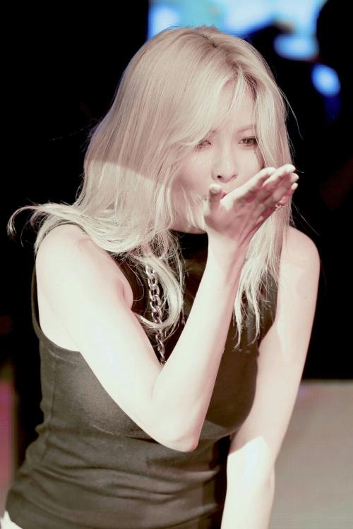 泫雅神级名场面,金泫雅在舞台上大秀恩爱