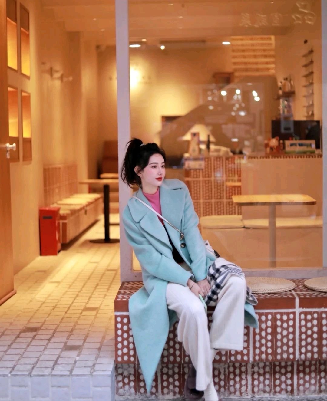 宽松毛衣叠穿搭配冬季,冬季黑色大衣和白色带帽毛衣穿搭