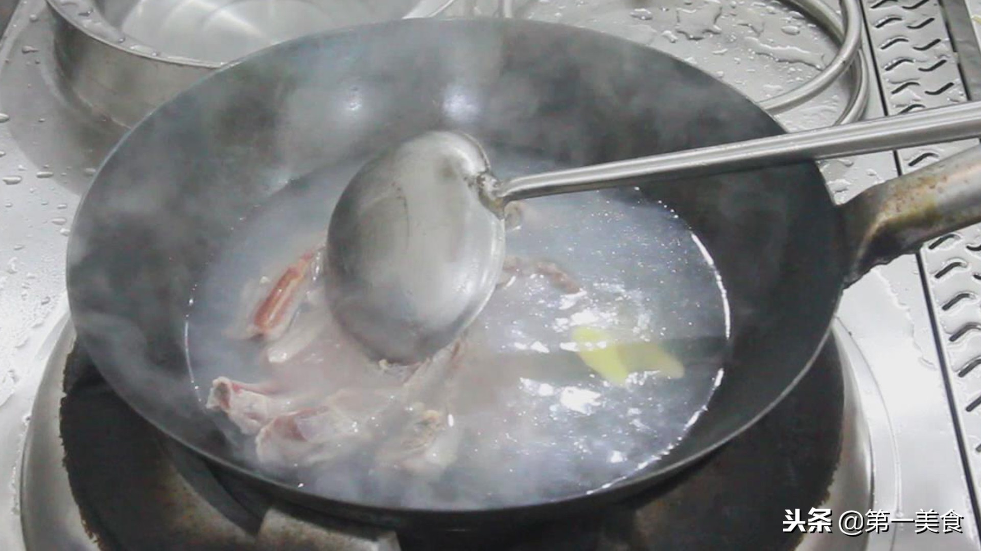 如何做出的排骨特别的香酥软烂,焦香排骨的详细做法