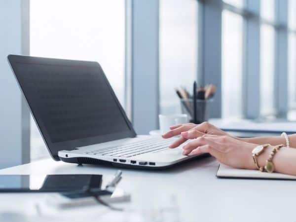 都市白领要注意，电脑打多了，可能会得“计算机视觉综合征”