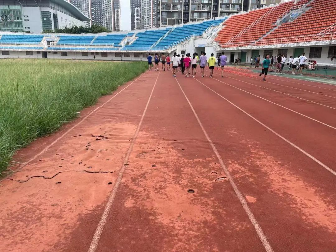 淮安体育中心塑胶跑道老化,赣州市室内足球场