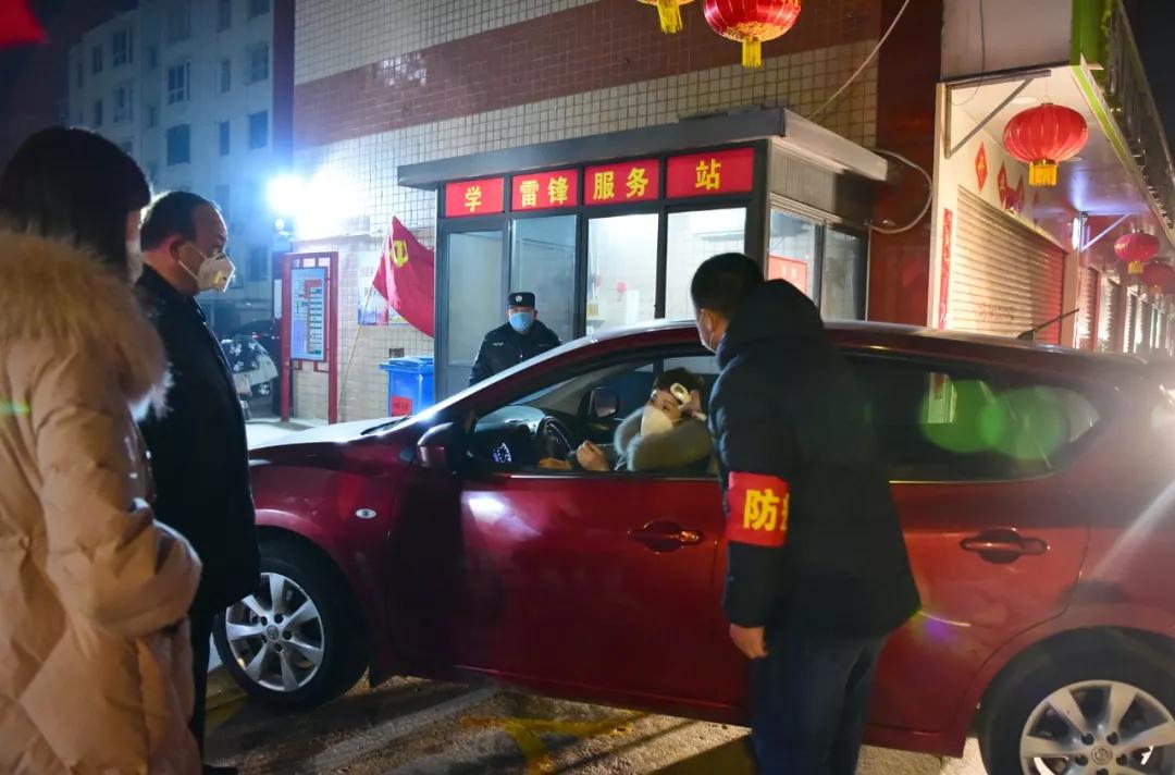 致敬坚守防疫一线的守门人,坚守岗位做表率抗击疫情当先锋