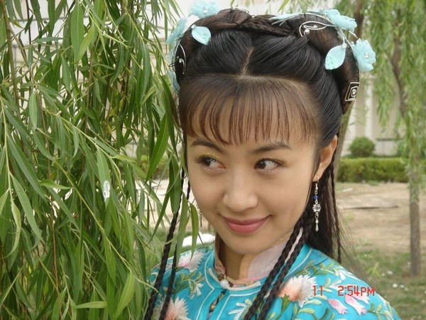 李菲儿穿短裤好看吗,李菲儿白色露脐装