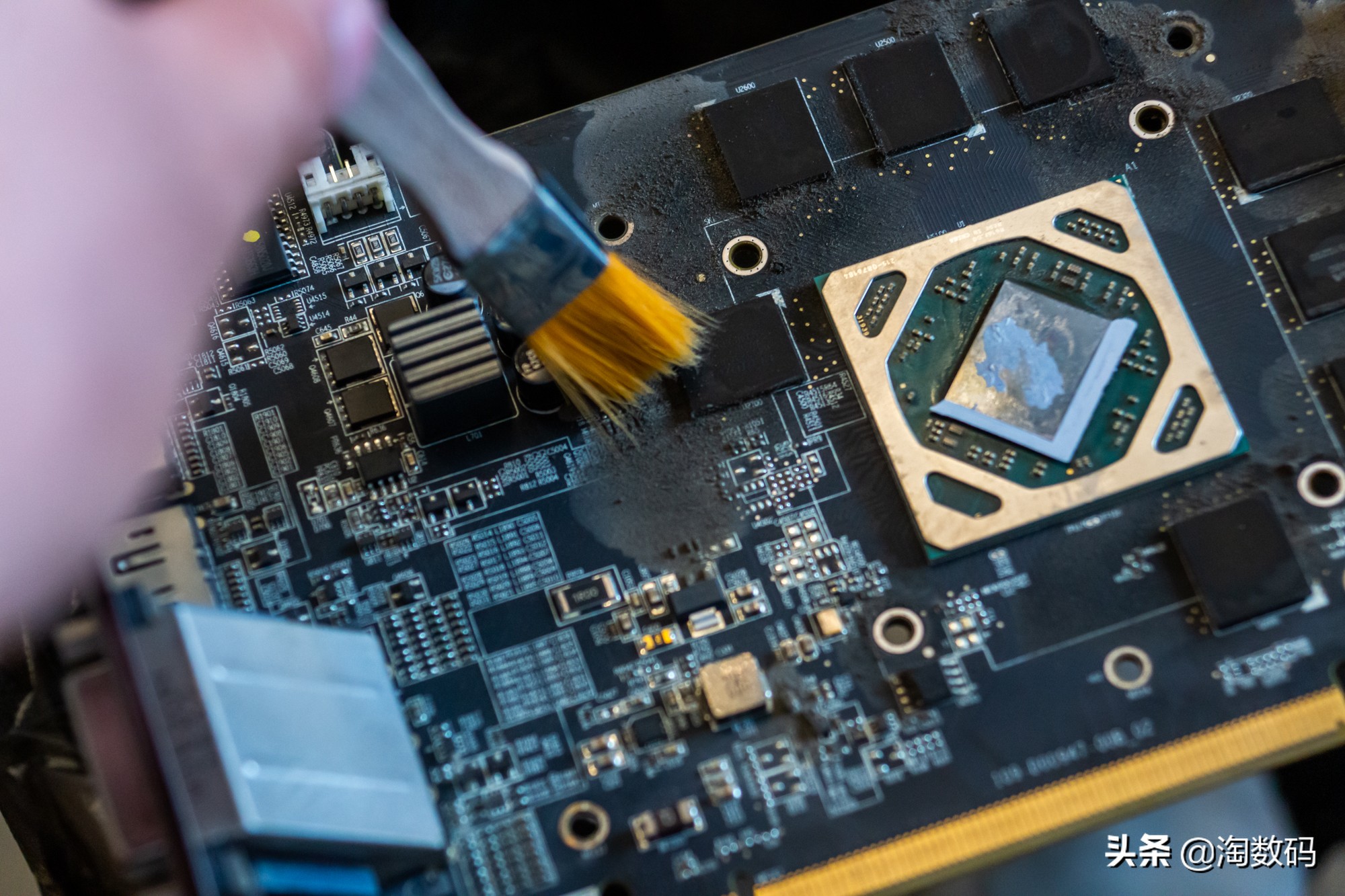 rx580蓝宝石8g超白金吃鸡测试,rx580满血版相当于哪个显卡