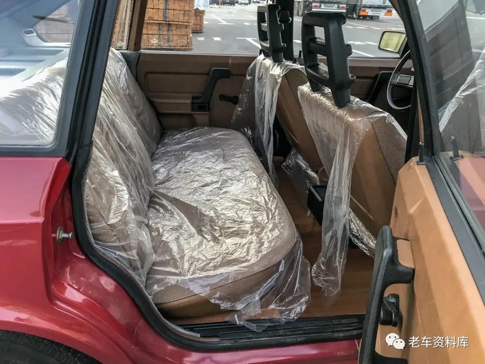 一辆几乎全新的樱桃红“东欧四大破”