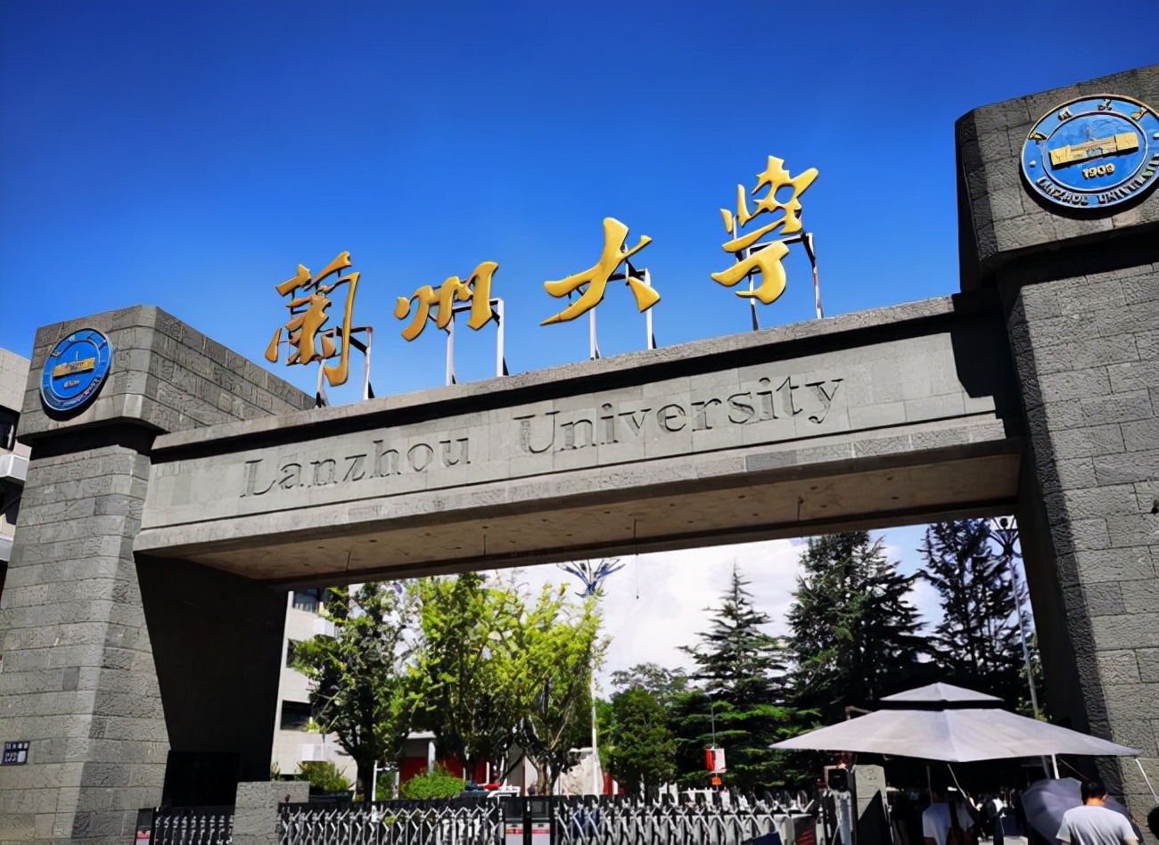 这所985大学位置荒凉，被调侃为“流放地”，学生笑称:骑骆驼上学