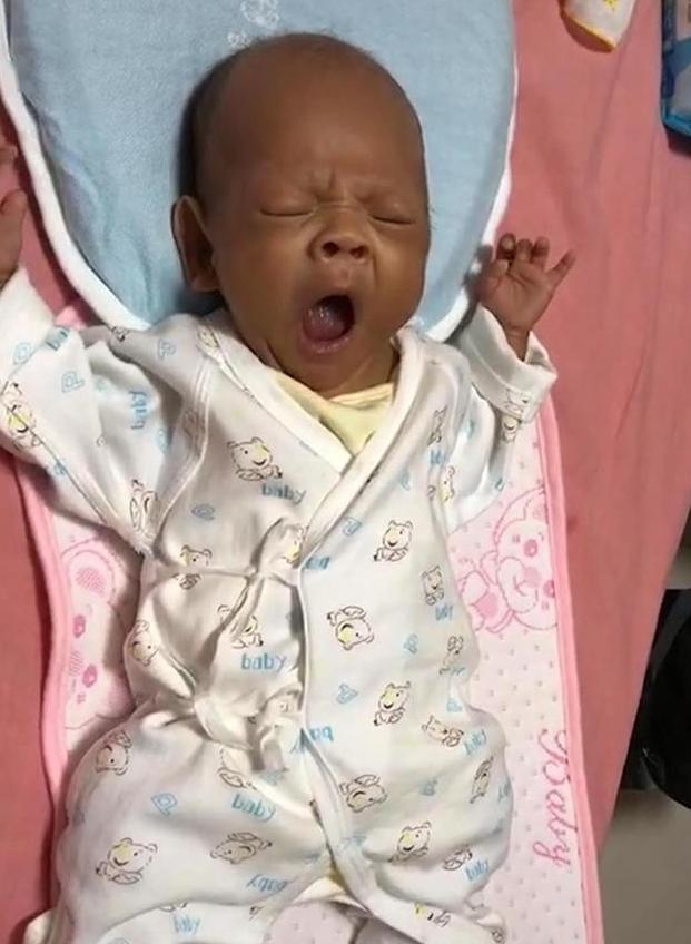 11年前，农村奶奶收留了一个黑人小孩巴比，如今怎么样了