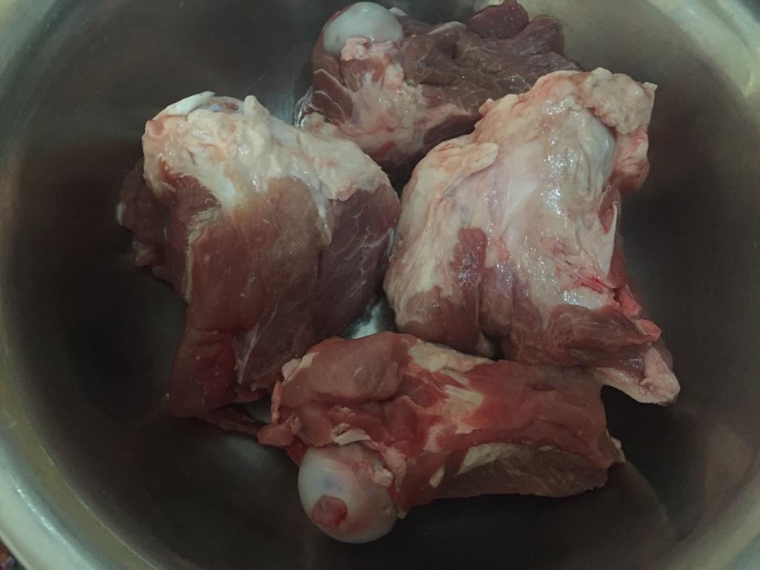 炖骨头汤到底要不要焯水,炖骨头汤为什么会有浮沫