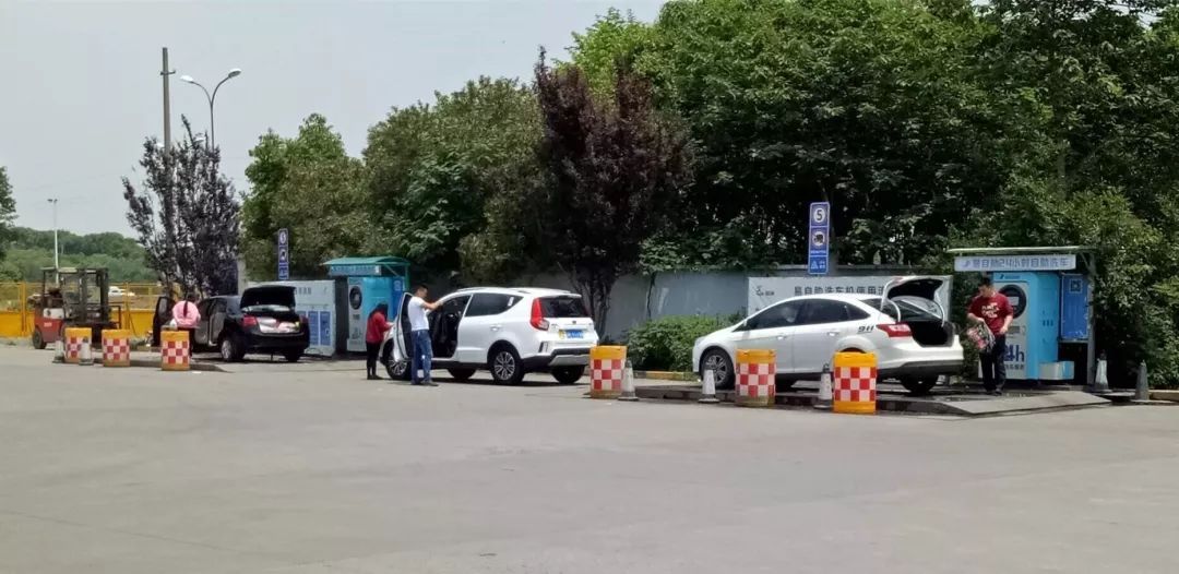 本想加个油，一不小心还蹭了个网红洗车