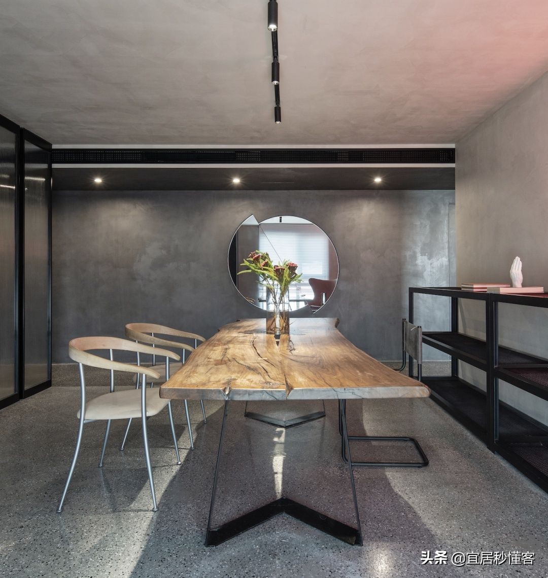 98年纹身师一人宅,酷炫工业风,家里一半面积是客厅