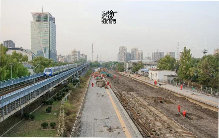 火车来了行人车辆请注意安全,行人车辆请注意火车就要来了