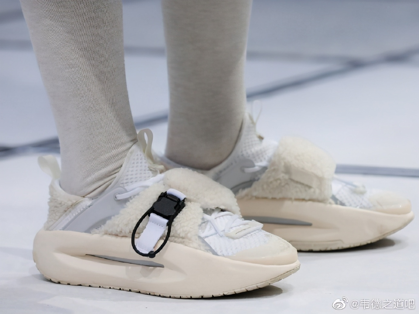 时装周新品拖鞋太帅了!外形惊喜,中底全掌䨻,这是李宁永远的神
