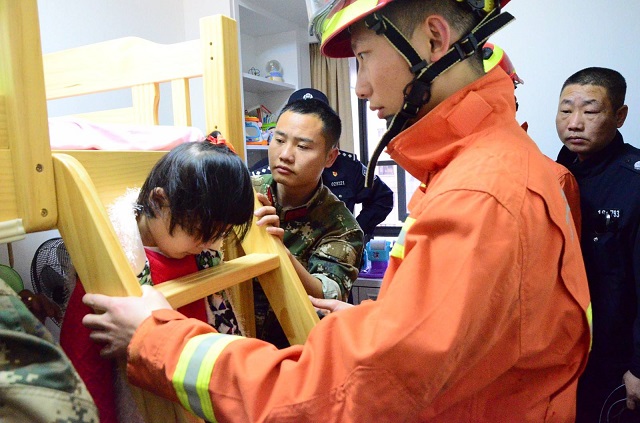 熊孩子误食无线耳机就害怕,七岁男孩误吞耳机