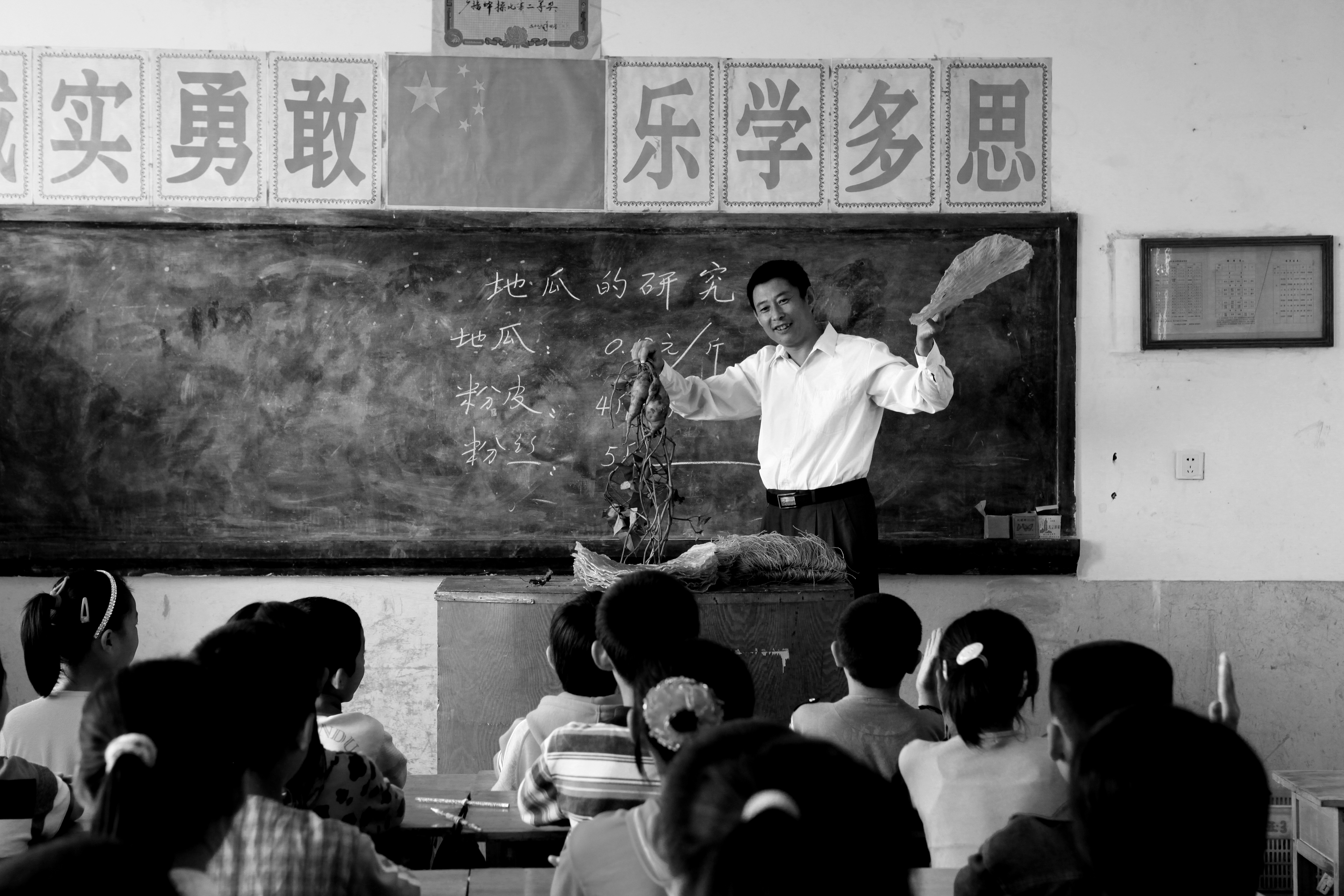 210米的地下轰隆几声闷响,一条水龙从井口呼啸而出!