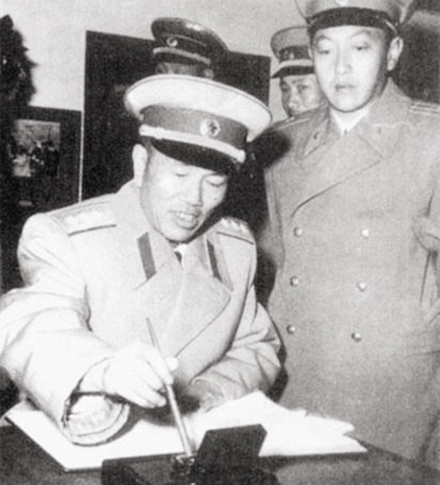 邓华缴获五箱白金龙烟，只给主席一支，主席笑笑：“财不露白”啊