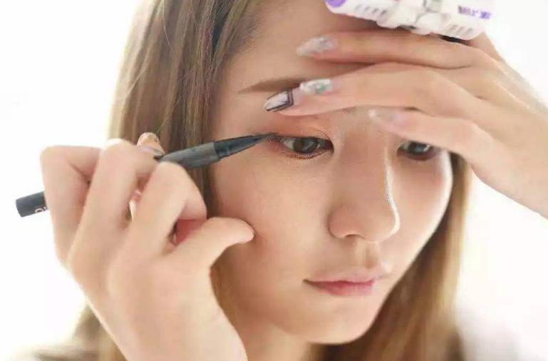 主心骨不可缺眼妆教程,菜鸟必学6步搞定小清新大眼妆