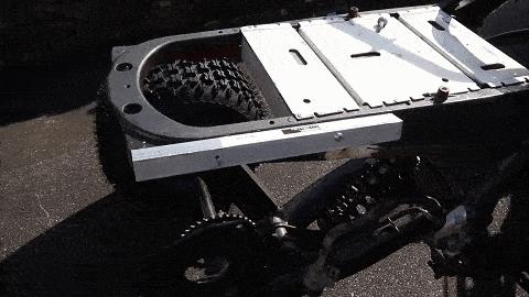 清华硕士造出全地形车,外国小伙DIY特斯拉越野车,谁更硬核?