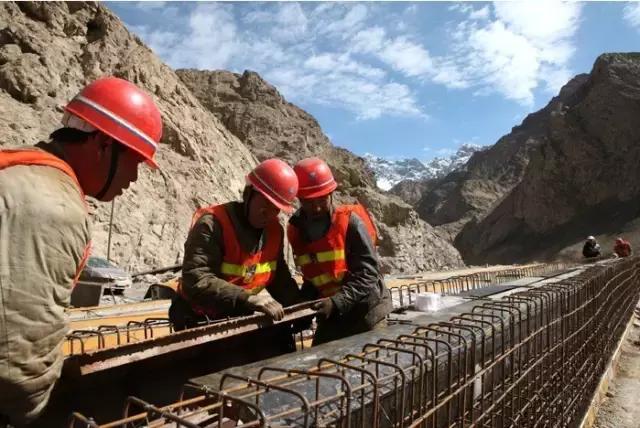 世界上海拔最高的公路！中国最神奇的天路！比川藏线还险10倍！