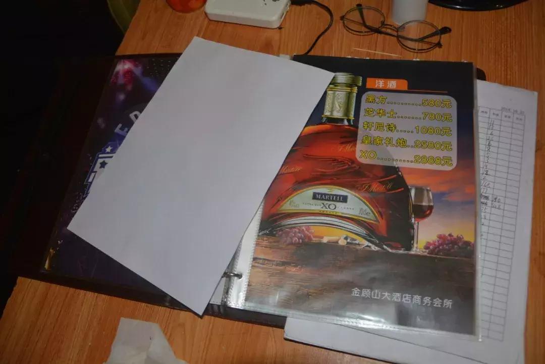 秃顶壮汉扮美女盗窃,壮汉伪装成妙龄少女进行诈骗