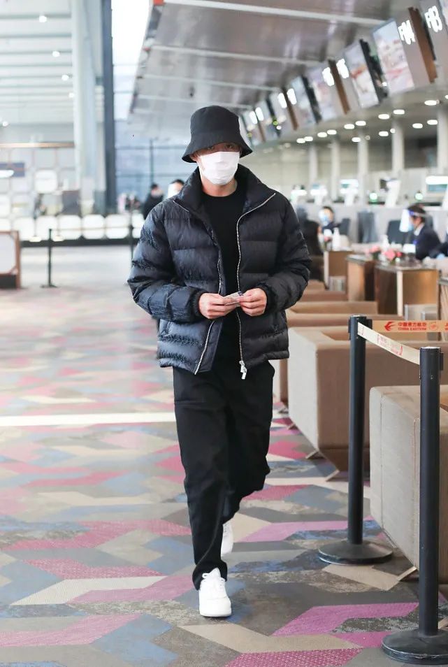 黄景瑜黑色的皮马甲怎么配好看,黄景瑜穿搭技巧