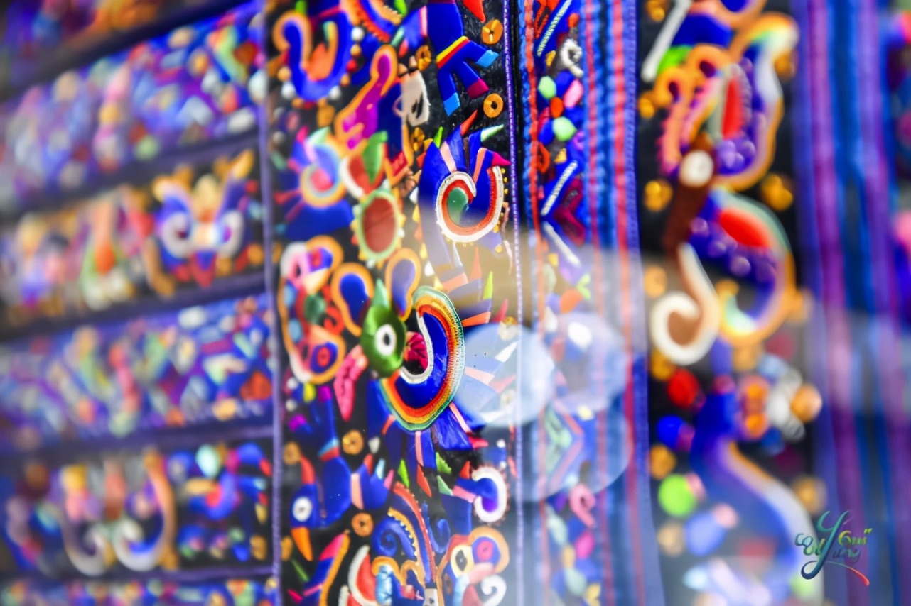 多彩进博会：老干妈走上时装周、苗绣碰撞爱马仕、贵银遇见…