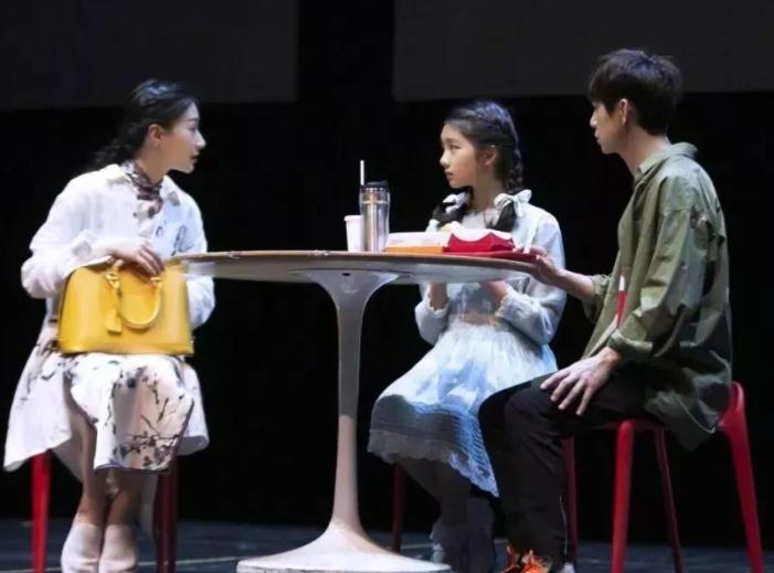 黄多多被传遭学校开除，黄磊报警后闹剧才停止，为何她总被质疑？