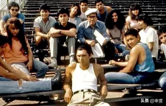 跟学生讲帮派黑话，当堂刀劈课桌，他用自己的方式改变了美国