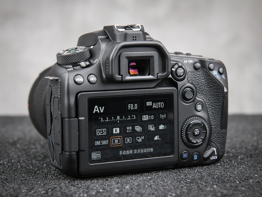 3250万像素仅售7649元，佳能新出的90D单反究竟有多香？