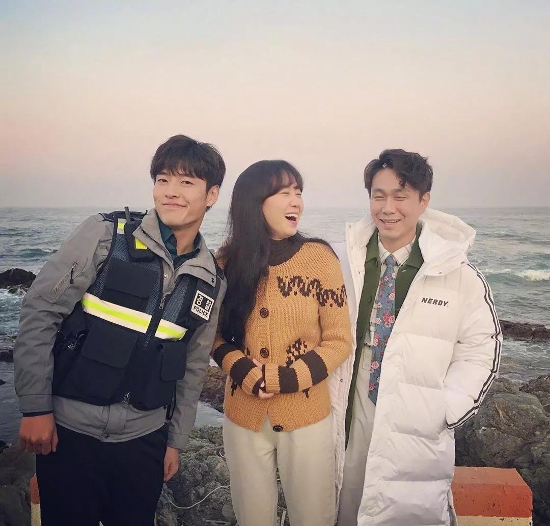 孔孝真同款衬衫豹纹绿色,孔孝真穿搭都是什么品牌