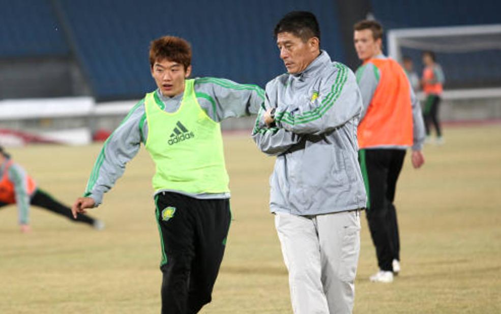 让那英苦恋10年,两个女人为他未婚生子,如今的高峰怎么样了?