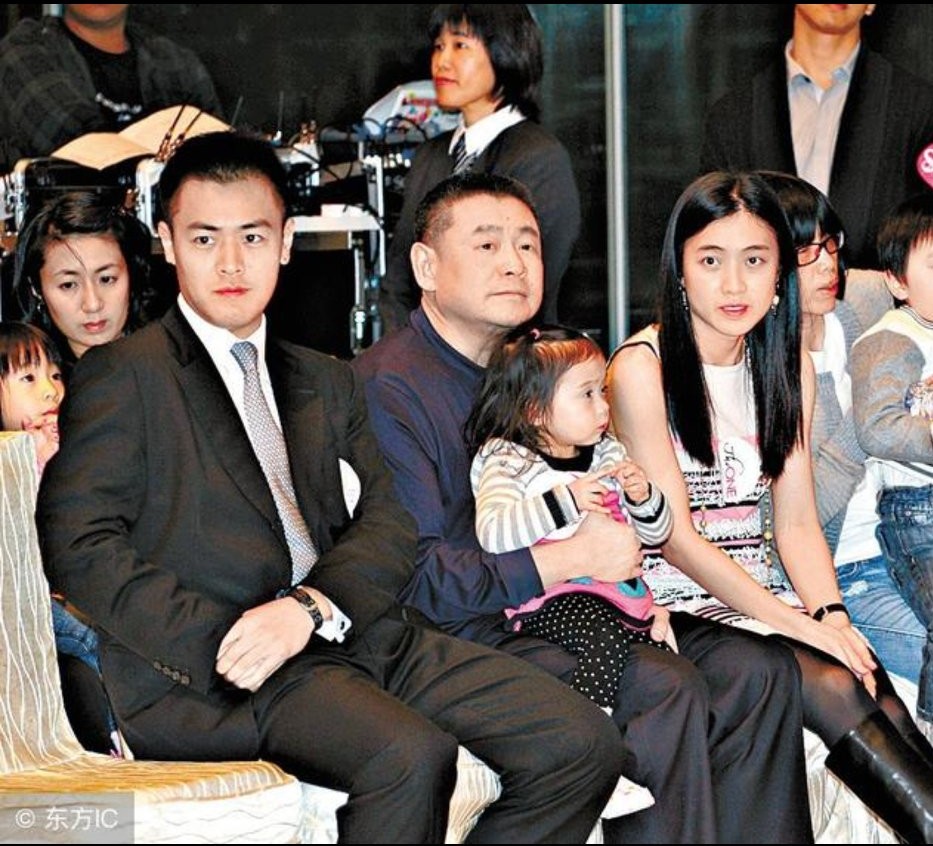 香江传奇：黑皮凸嘴小娱记如何逆袭仪态端庄女首富？