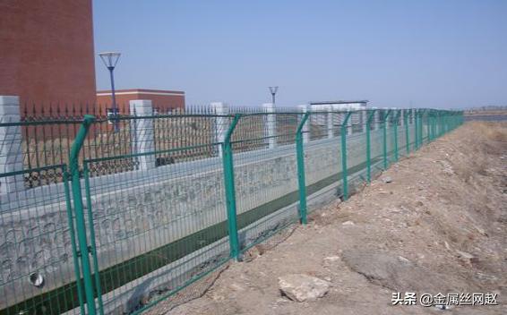 桃形护栏网安装视频教程,高速公路铁丝护栏网安装视频