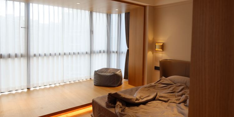 原木色极简家,黑白原木极简风格