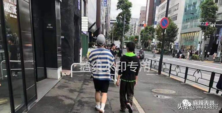 和小鲜肉牵手摸脸，又让人想到他7年前的瓜…