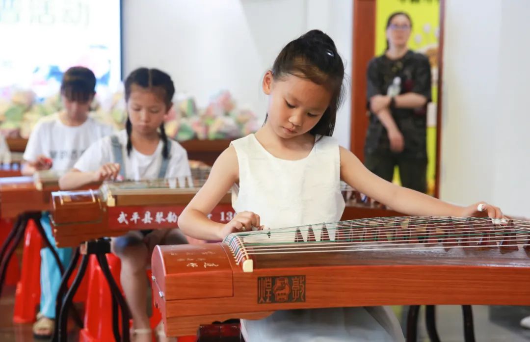 组图：武平县琴韵古筝行六一暨周年庆亲子活动圆满举行
