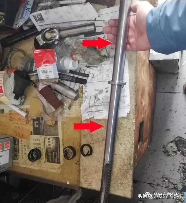 排气管冒蓝烟和机油质量有关吗,发动机冒蓝烟排气管喷机油