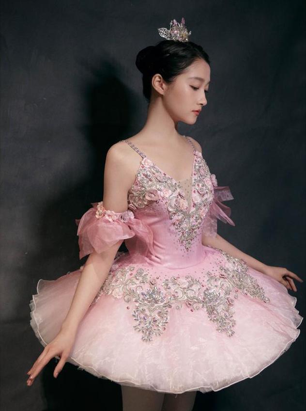 关晓彤穿得那么美要去见鹿晗吗,关晓彤的魅力如何俘获鹿晗