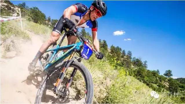 在长下坡路段控制车速最安全做法,下坡请注意小技巧