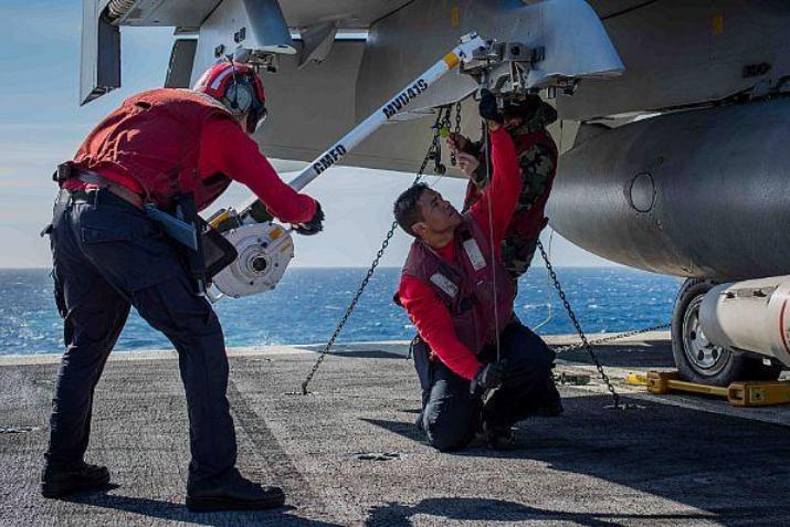 航母甲板厚度不足50毫米,航母甲板是完全平整的么