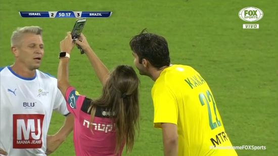 都是帅的错！女裁判赛场1举动罕见：向卡卡出黄牌并强行自拍合影