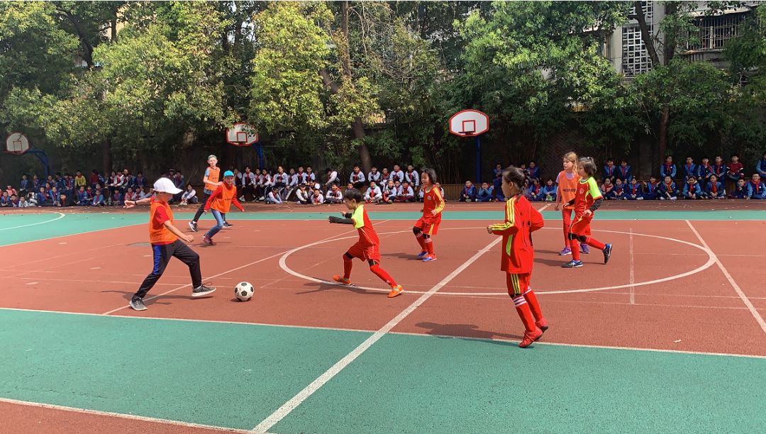 英美师生来蓉交流学习还与中国师生跳了一曲《小苹果》