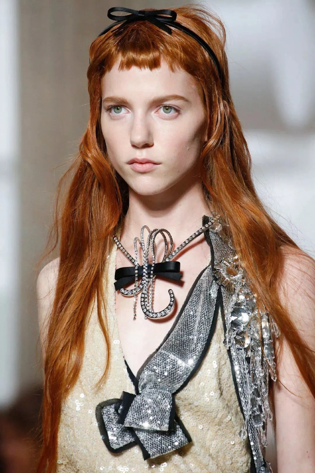 女生头上有东西,女生头上小饰品