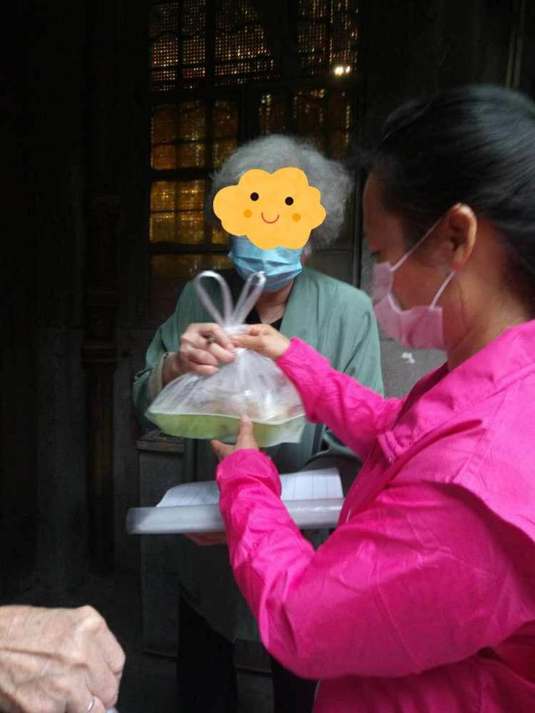 荔湾｜关爱困难群众，逢源街将抗疫“健康福袋”送到家门口