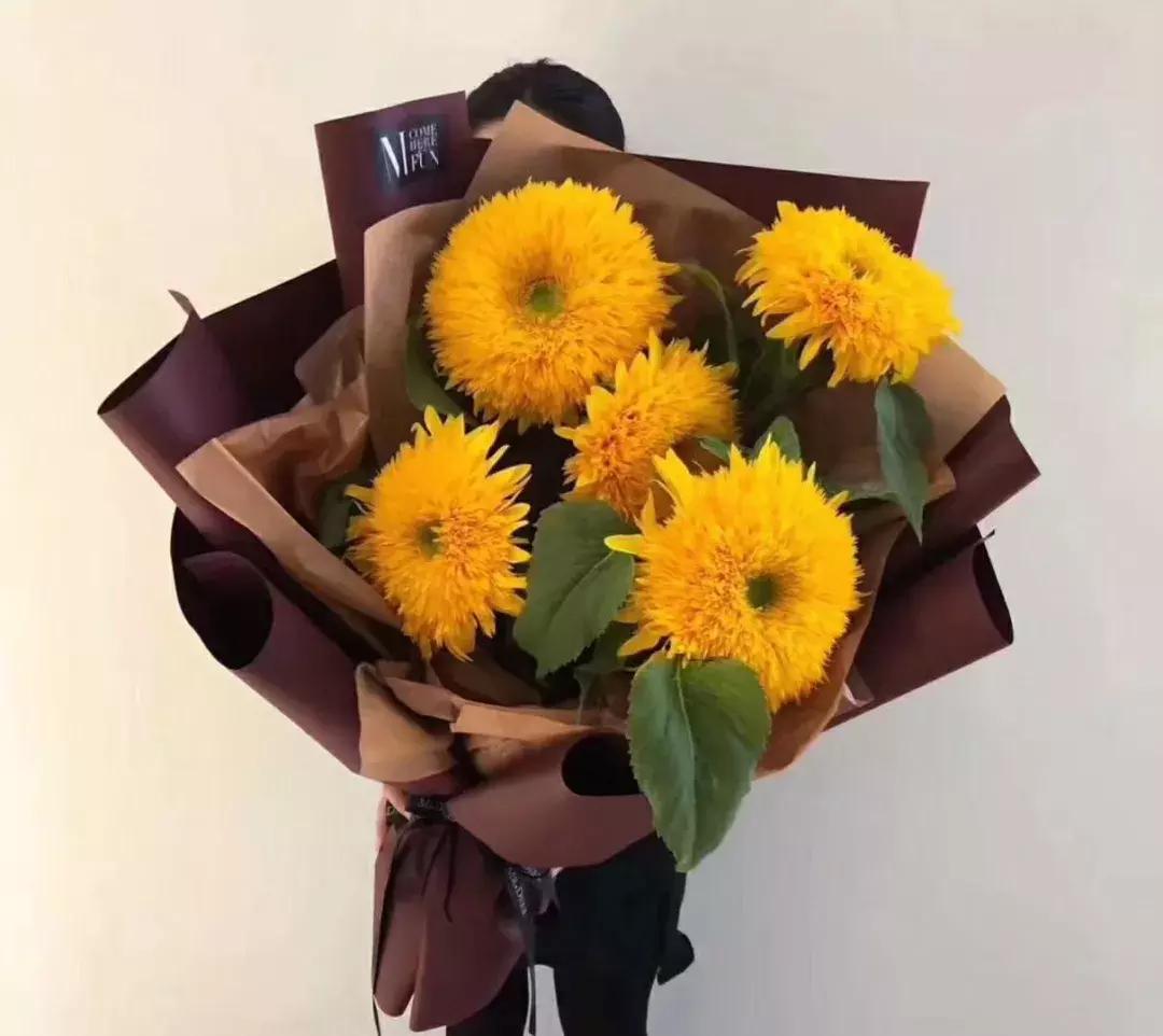 母亲节康乃馨一般送多少朵,母亲节送妈妈一束康乃馨